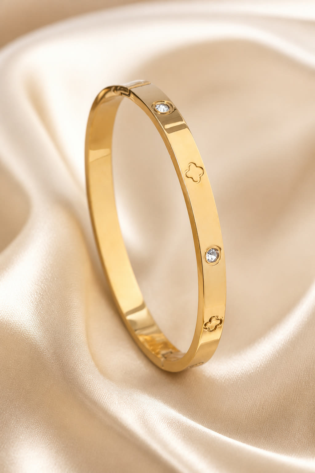 Yellow-gold clover crystal hinged bangle